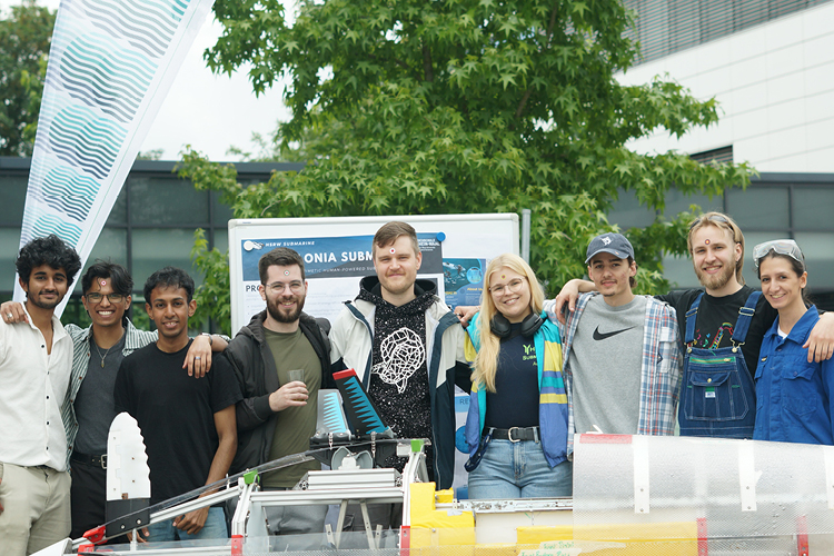 Das HSRW-Submarine-Team mit U-Boot Chelonia beim Campusfest im Mai